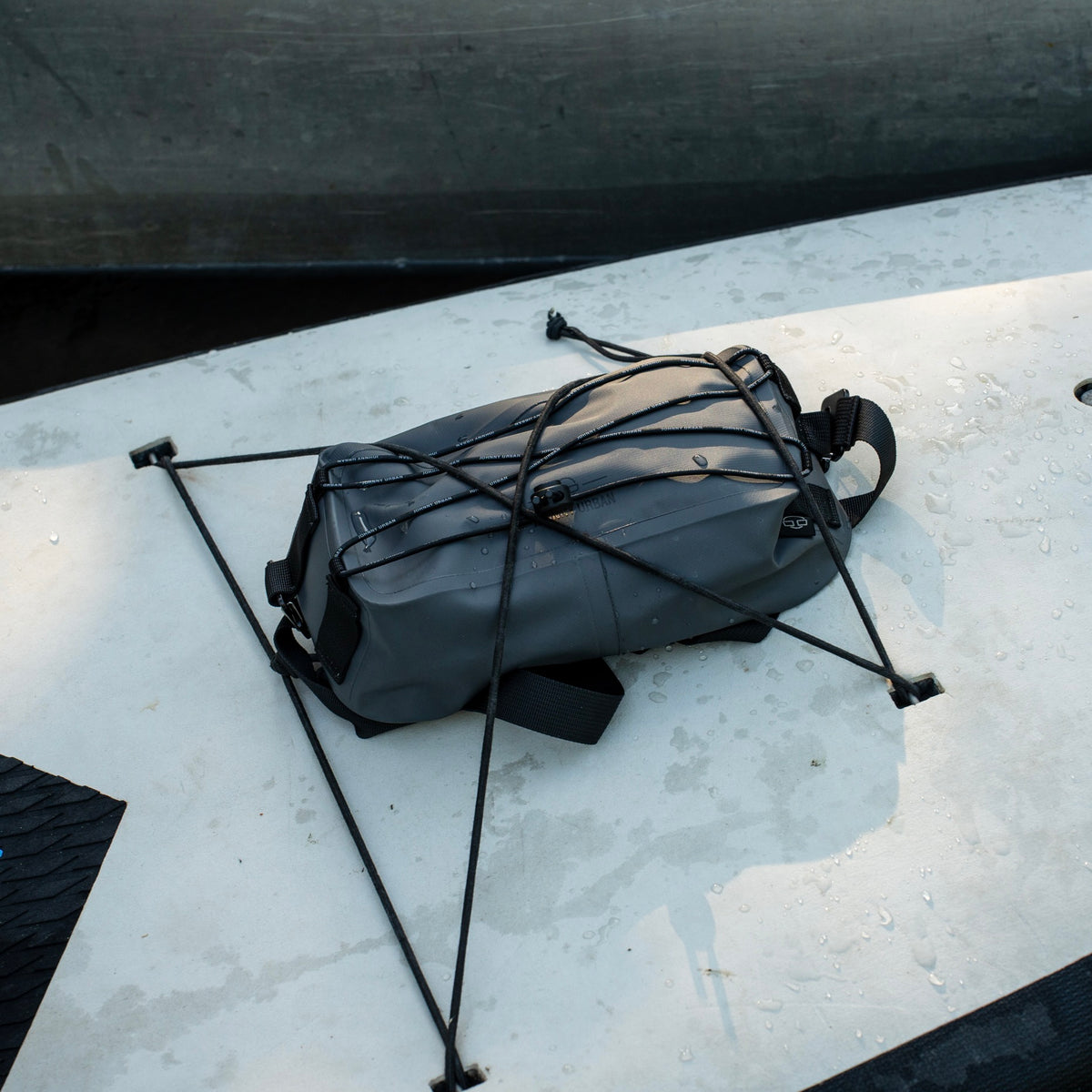 Schwarze Lenkertasche 'Arlo' aus wasserabweisendem Material mit elastischen Spanngurten auf weißem Untergrund