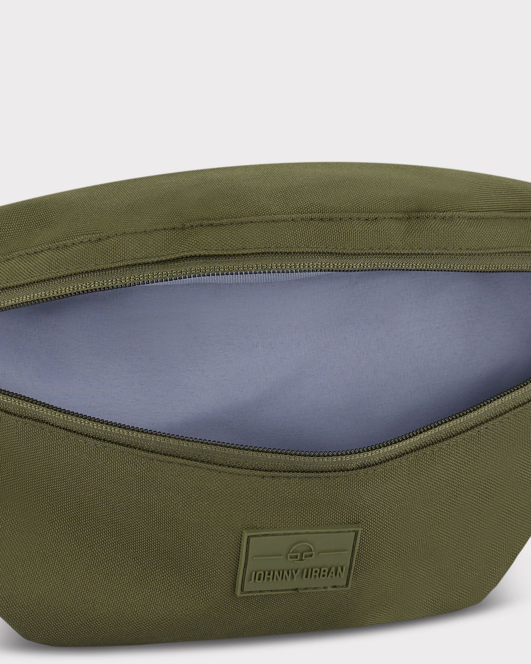 Olivegrüne Bauchtasche 'Erik Large' von Johnny Urban mit geöffnetem Hauptfach und grauem Innenfutter