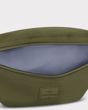 Olivegrüne Bauchtasche 'Erik Large' von Johnny Urban mit geöffnetem Hauptfach und grauem Innenfutter