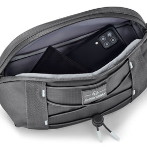 Graue Bauchtasche ‚Devin‘ von Johnny Urban mit geöffnetem Hauptfach, darin Smartphone und Geldbörse