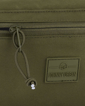 Nahaufnahme der olivgrünen Bauchtasche 'Erik Large' mit Reißverschluss und Johnny Urban Logo