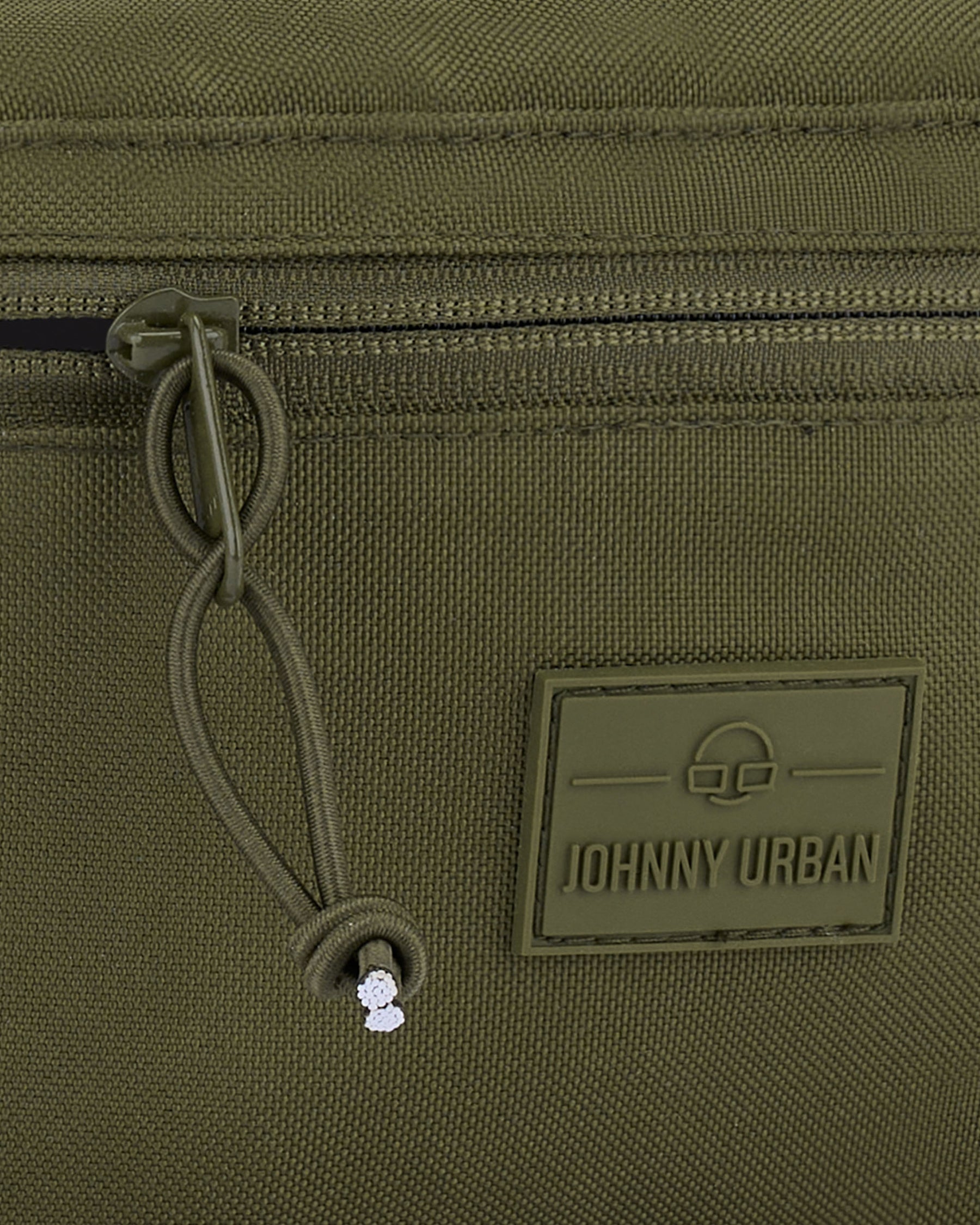 Nahaufnahme der olivgrünen Bauchtasche 'Erik Large' von Johnny Urban mit Reißverschluss und Logo-Patch