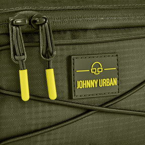 Detailansicht der olivfarbenen Bauchtasche 'Devin' von Johnny Urban mit Reißverschlüssen und Markenlogo
