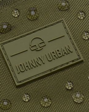 Naheinstellung des wasserabweisenden, olivgrünen Bauchtaschenstoffs mit Johnny Urban Logo und Wassertropfen