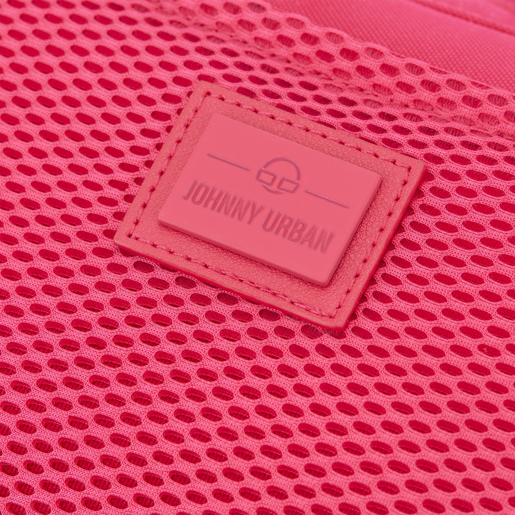 Nahaufnahme des rosa Johnny Urban Logos auf der Handtasche 'Maddy' aus Netzmaterial