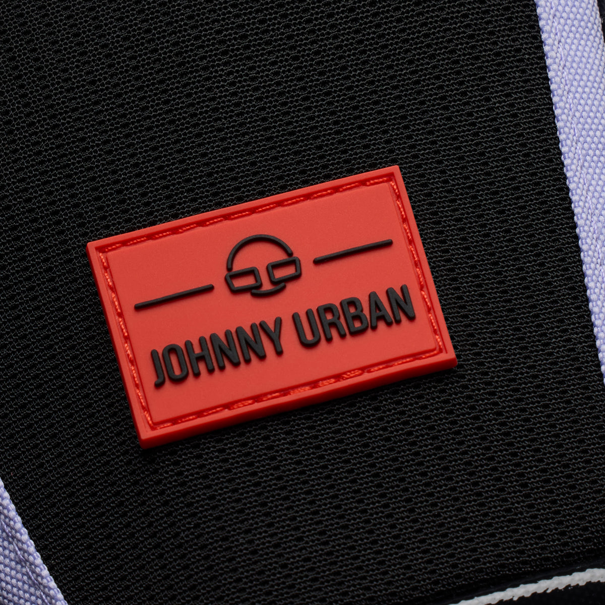 Rotes rechteckiges Johnny Urban Logo auf schwarzem Stoff der Umhängetasche 'Lex'