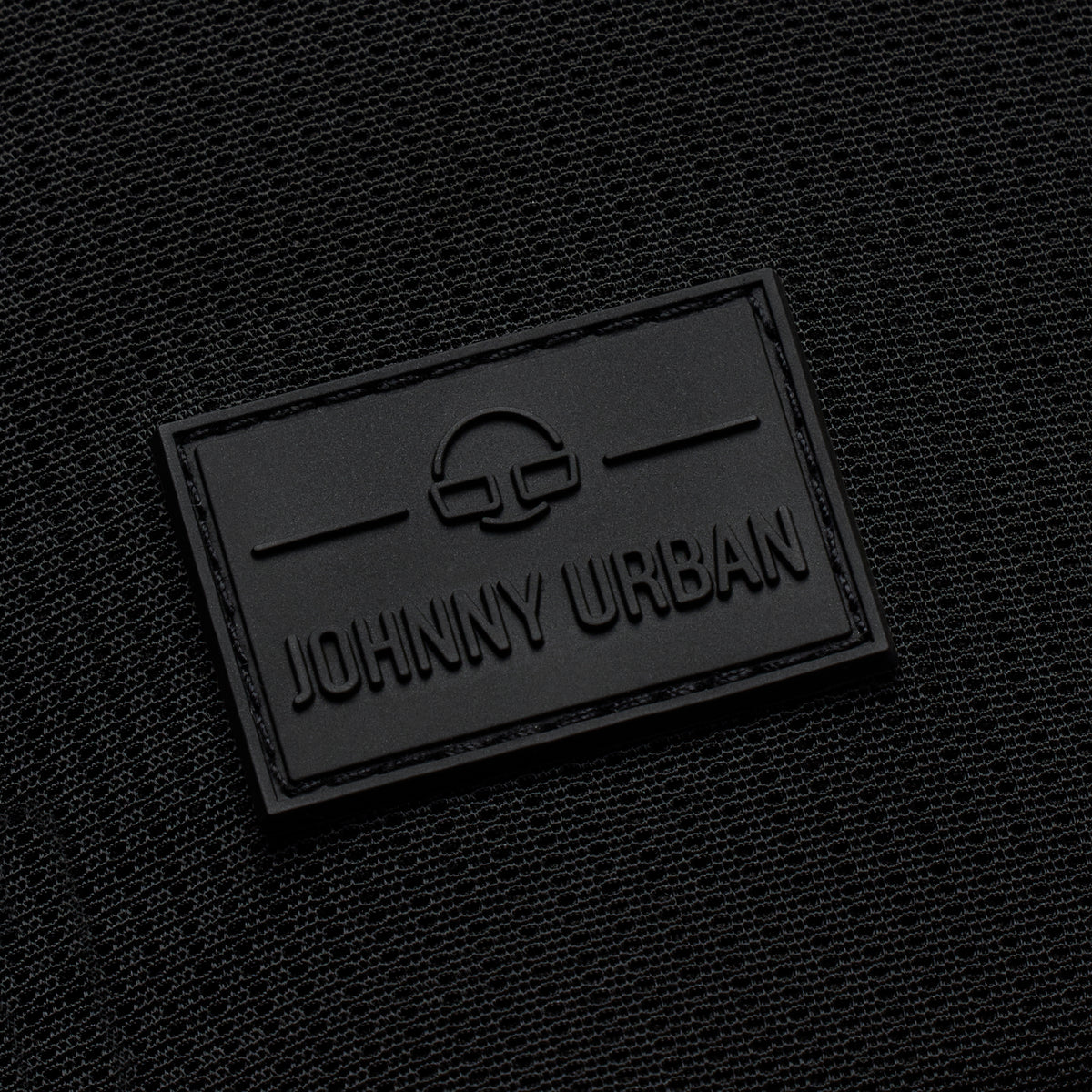 Schwarzes, geprägtes Johnny Urban Logo auf der wasserabweisenden Umhängetasche 'Lex'