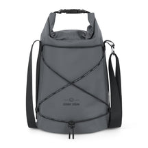 Wasserdichter Dry Bag 'Theo' von Johnny Urban, grau, mit verstellbarem Schultergurt und gespanntem Kordelnetz auf der Vorderseite