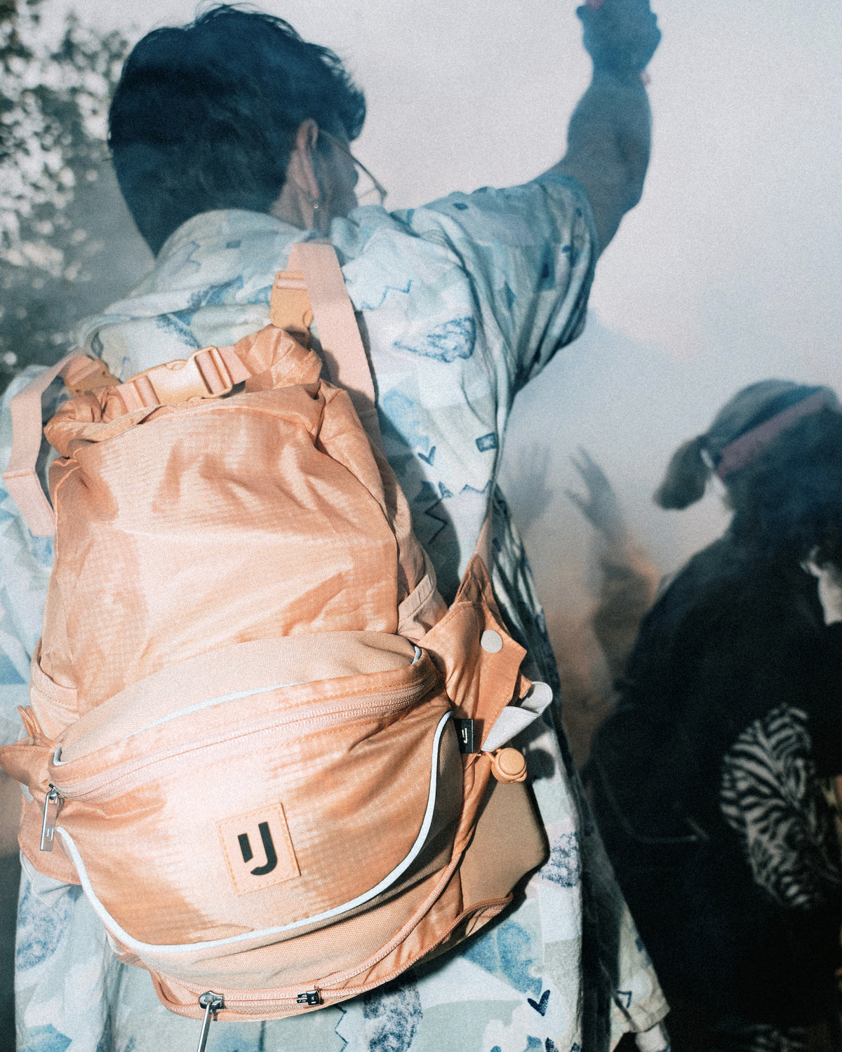 Person trägt 2in1 Bauchtasche 'Jimmy' von Johnny Urban als Rucksack auf einem Festival