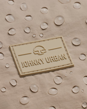 Wasserabweisendes Material mit beigefarbener Johnny Urban Marke auf der Half Moon Bag Kaia Medium