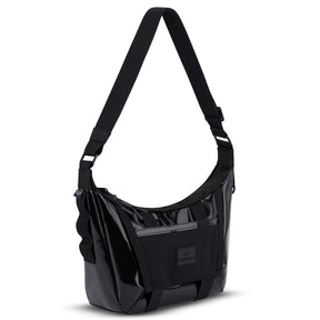 Schwarze Damen-Handtasche 'Liv' von Johnny Urban mit breitem Schultergurt und Fronttasche