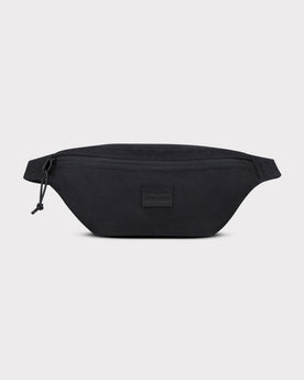 Schwarze Bauchtasche 'Erik Small' von Johnny Urban mit Reißverschluss und Logo auf der Vorderseite