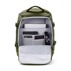 Olivgrüner Johnny Urban Rucksack 'Jack' geöffnet mit organisiertem Innenraum und Fächern für Laptop, Smartphone, Geldbörse und Sonnenbrille
