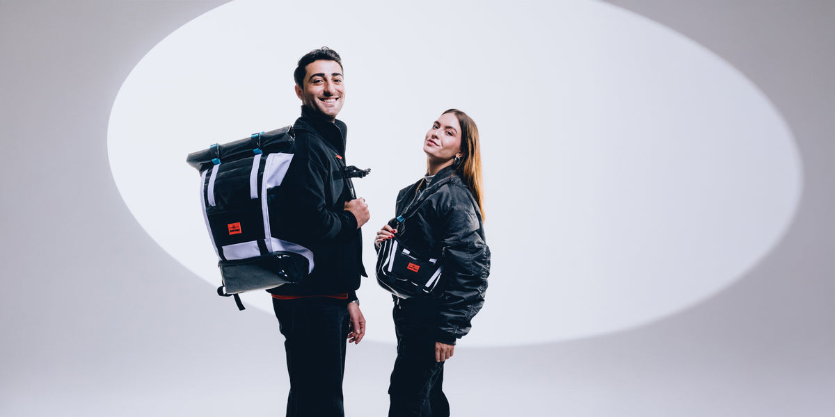 Zwei Models präsentieren die Johnny Urban Edge Series. 