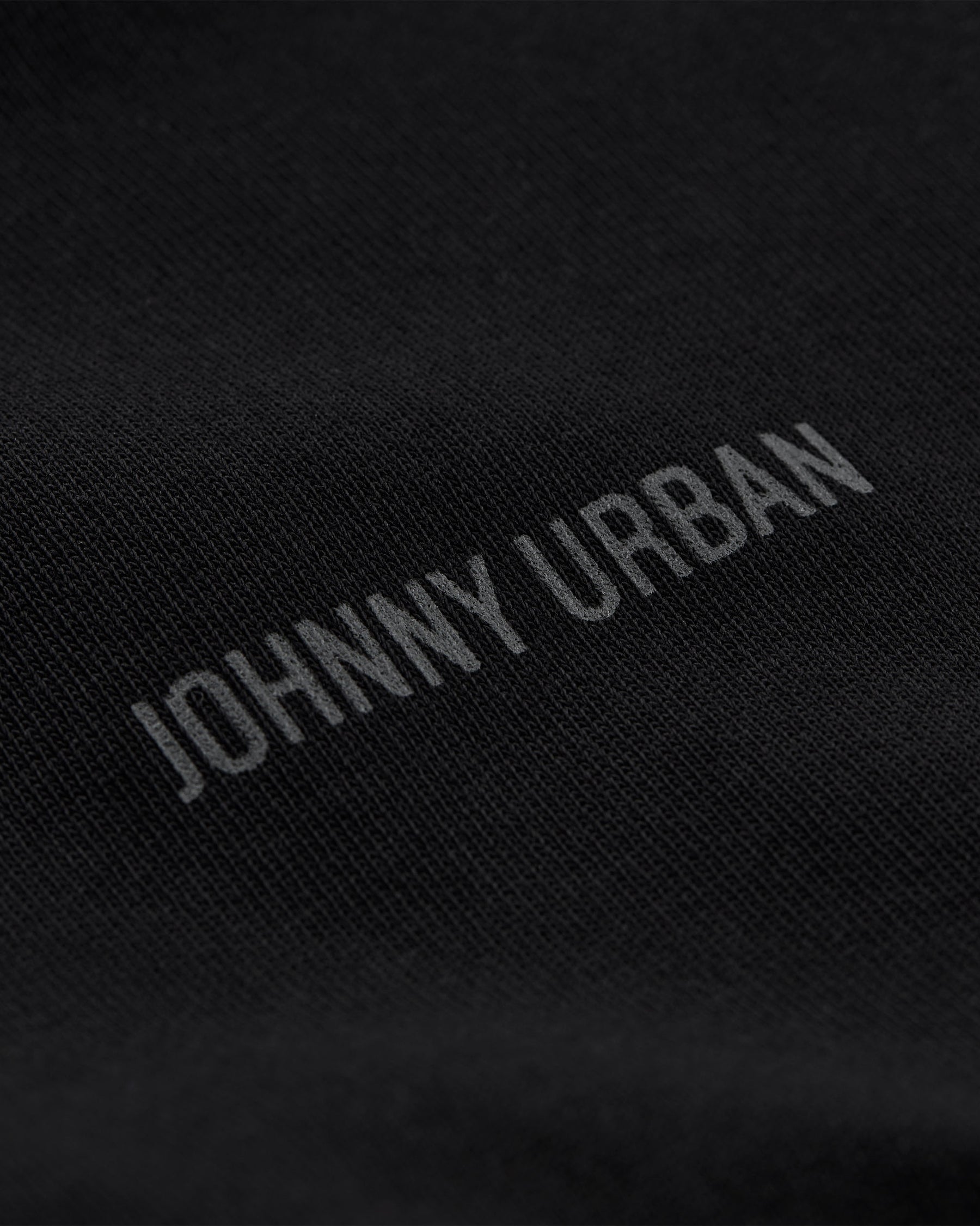 Schwarzes T-Shirt mit grauem Schriftzug 'Johnny Urban'