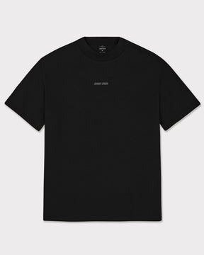 Schwarzes T-Shirt 'Sammy Johnny Urban' mit kleinem weißen 'Johnny Urban'-Schriftzug auf der Brust