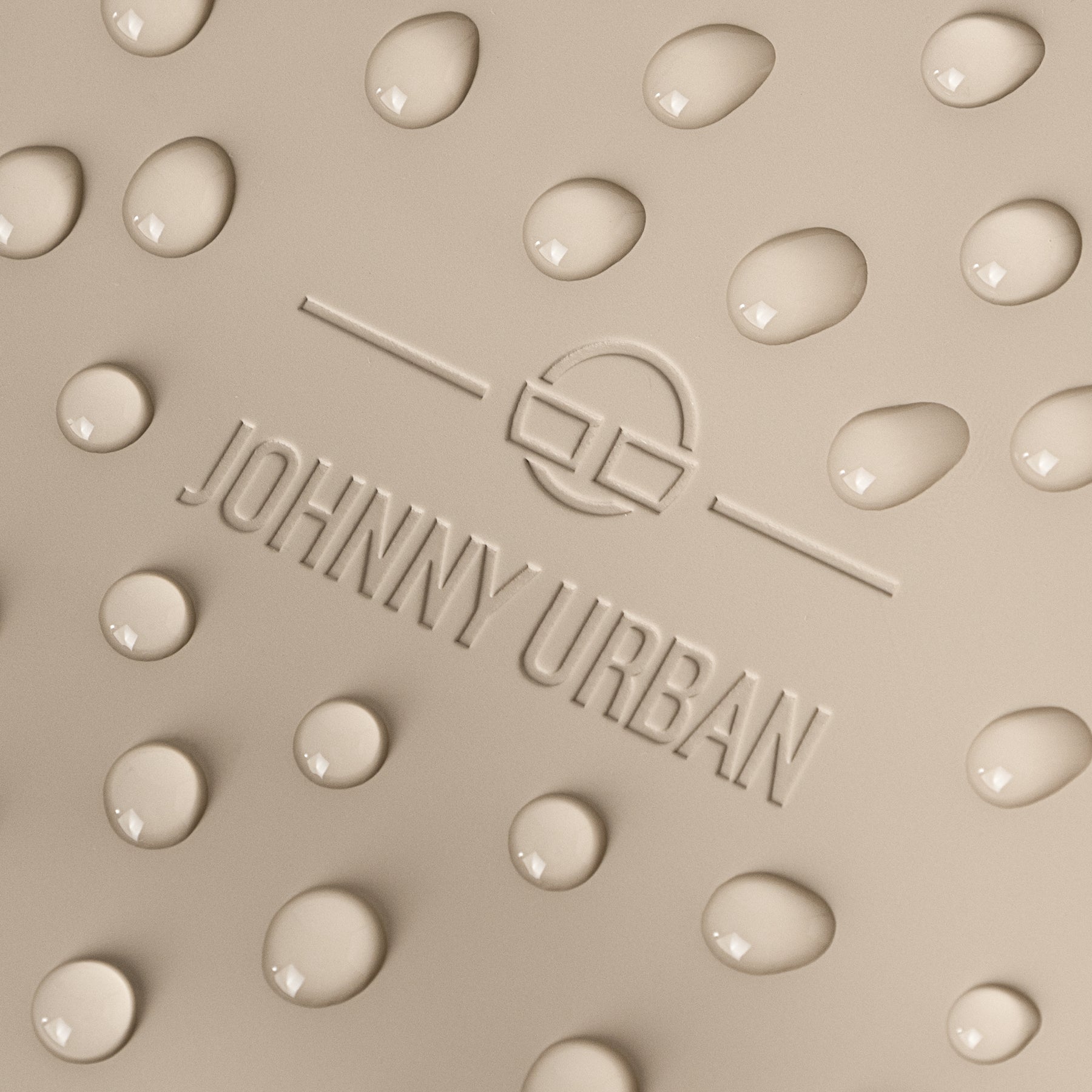 Nahaufnahme von Wassertröpfchen auf der wasserabweisenden Oberfläche des Johnny Urban Half Moon Bag 'Rory'
