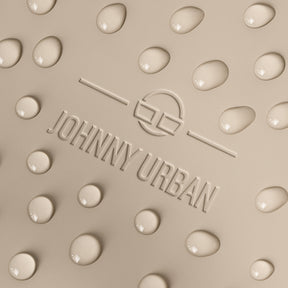 Nahaufnahme von Wassertröpfchen auf der wasserabweisenden Oberfläche des Johnny Urban Half Moon Bag 'Rory'