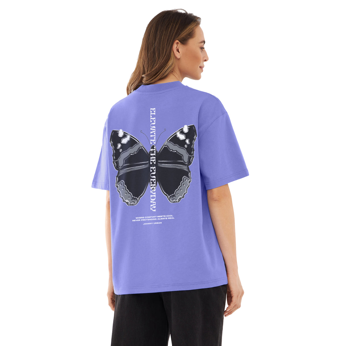 Frau trägt lilafarbenes Oversize-T-Shirt 'Sammy Chrome Butterfly' mit schwarzem Schmetterlingsprint auf dem Rücken