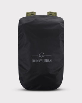 Schwarze Regenschutzhülle 'Bo XL' von Johnny Urban über einem Rucksack sichtbar die Schultergurte