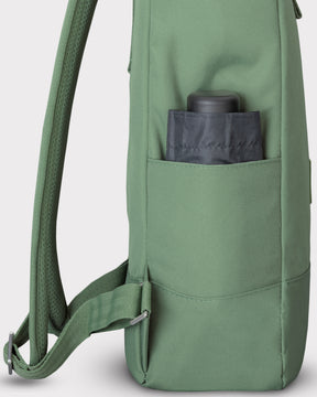 Grüner Rolltop-Rucksack Robin Large mit Seitentasche und schwarzem Tascheninhalt