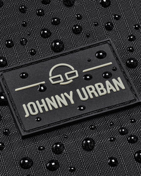 Naheinstellung des wasserabweisenden Materials des Rolltop Rucksacks Allen Large Move mit Johnny Urban Logo