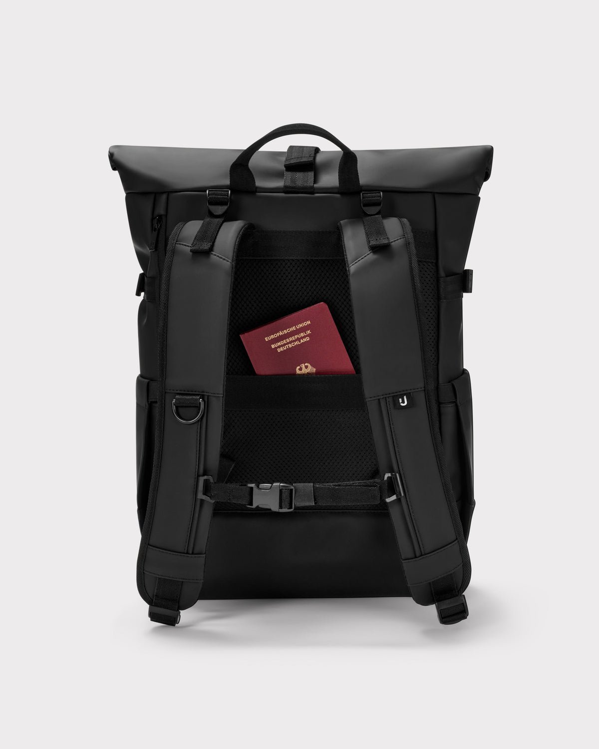 Schwarzer Rolltop Rucksack ,Harvey Large' mit gepolsterten Trägern und verstecktem Rückentaschen-Reißverschluss mit einem Reisepass