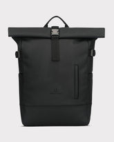 Großer schwarzer Rolltop Rucksack 'Harvey Large' von Johnny Urban aus wasserdichtem Material mit seitlichen Schnallen