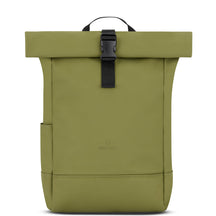 Olivgrüner Rolltop-Rucksack 'Harvey Medium' von Johnny Urban mit schwarzem Verschlussverschluss