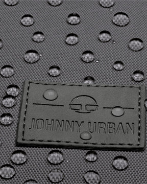 Johnny Urban Logo auf wasserabweisendem dunkelgrauem Stoff mit Wassertropfen