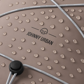 Nahaufnahme des wasserdichten Johnny Urban Rolltop Rucksacks 'Myles' mit Wassertropfen auf der Oberfläche und Gummizug