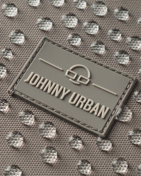 Nahaufnahme des wasserabweisenden Stoffes und Logos des Rucksacks 'Lian' von Johnny Urban in Desert-Grau