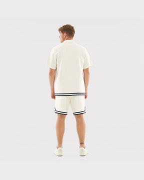 Mann von hinten in cremefarbenen Shorts 'Parker' mit dunklen Streifen am Saum