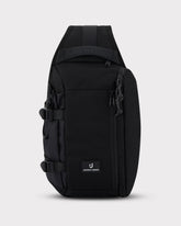 Schwarze Sling Bag 'Charlie' von Johnny Urban mit mehreren Reißverschlusstaschen und verstellbaren Riemen