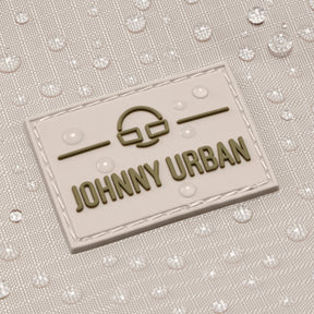 Nahaufnahme des Johnny Urban Logos auf einem beigen Duffle Bag mit Wassertropfen