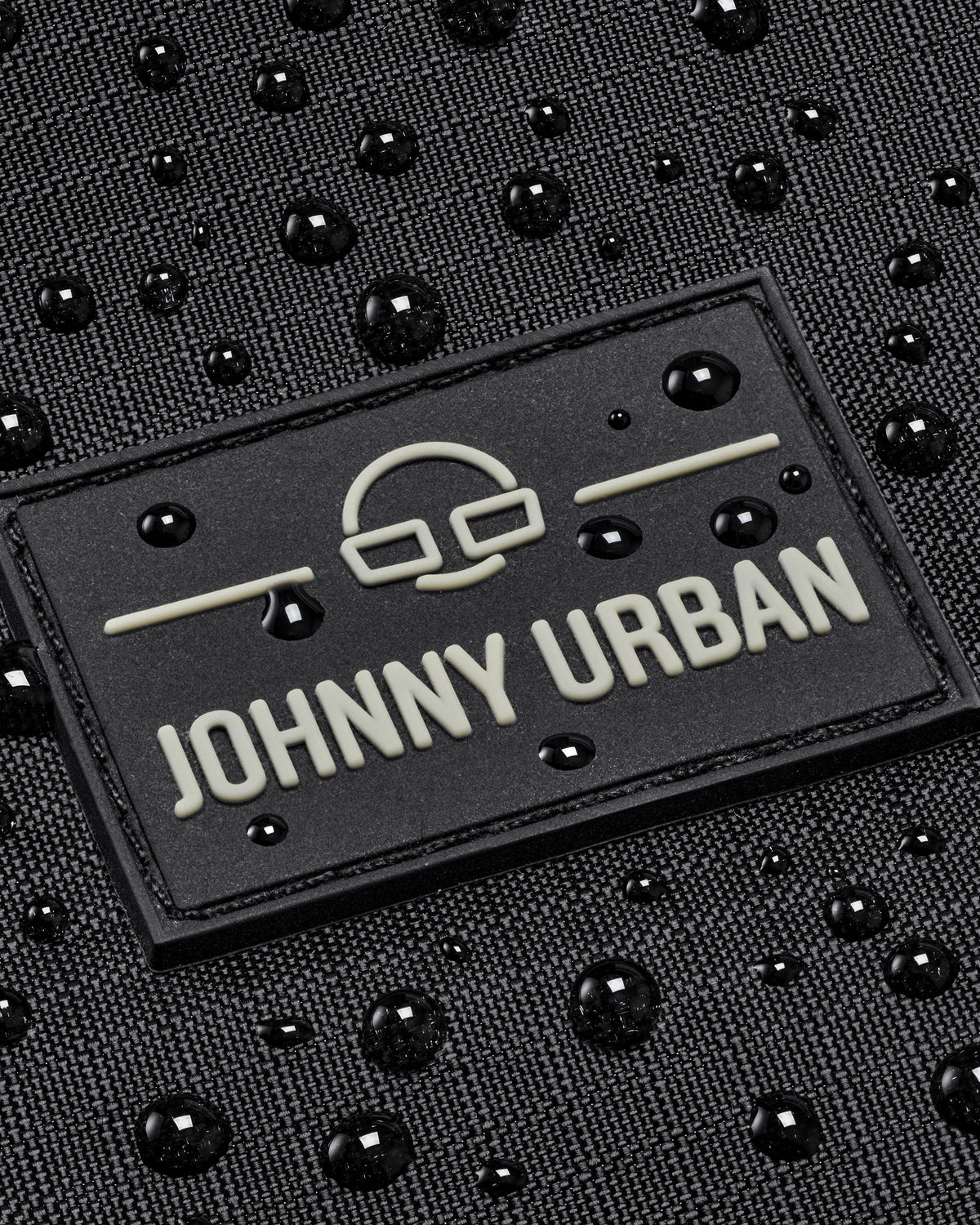 Schwarzes Johnny Urban Logo auf Stoff mit Wassertropfen auf der Sporttasche Shawn Medium