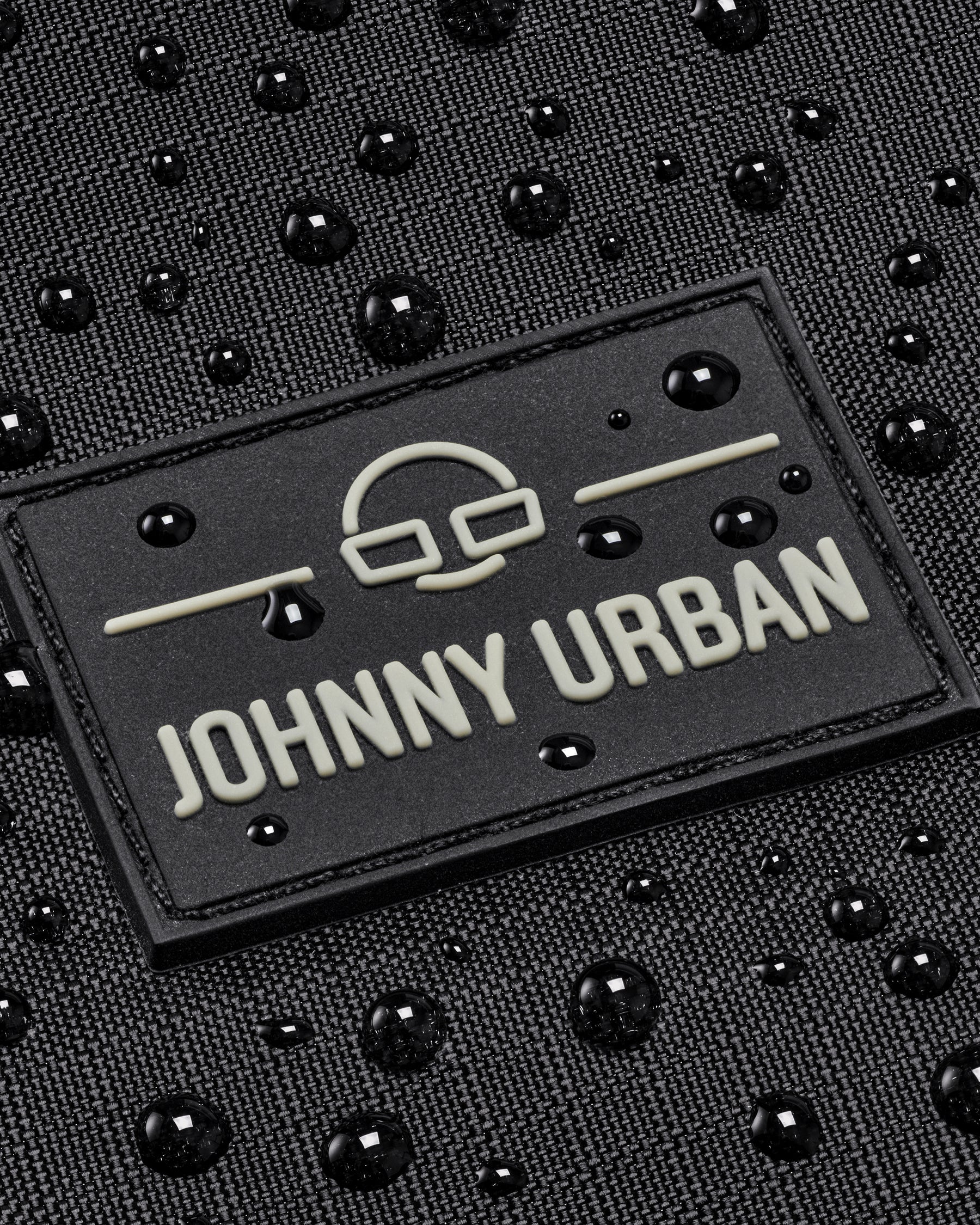 Schwarzes Johnny Urban Logo auf Stoff mit Wassertropfen auf der Sporttasche Shawn Medium