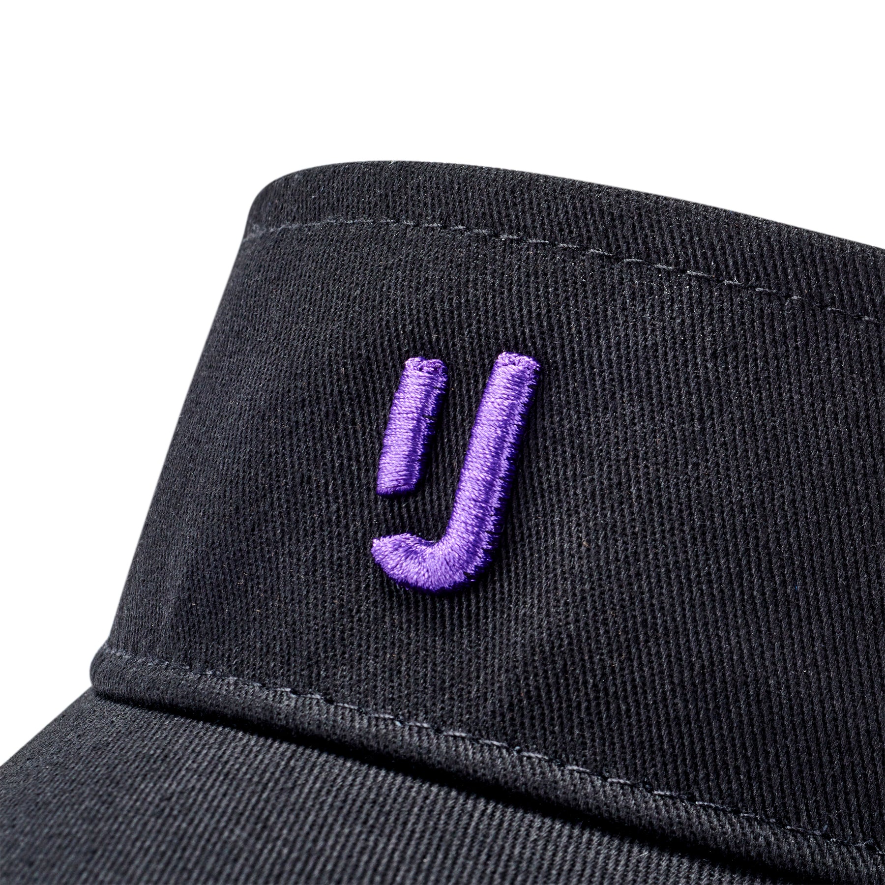 Schwarzes Sun Visor 'Terry' mit lila gesticktem 'J'-Logo von Johnny Urban
