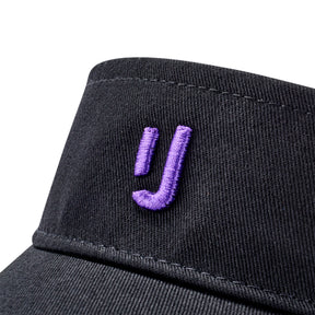 Schwarzes Sun Visor 'Terry' mit lila gesticktem 'J'-Logo von Johnny Urban