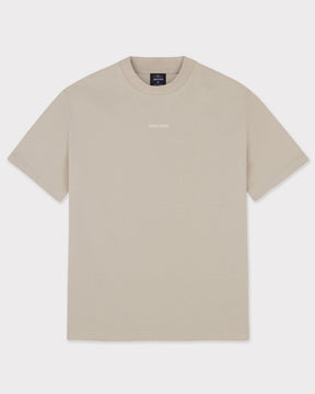 Beiges unisex T-Shirt Sammy Johnny Urban mit kleinem weißen Markenaufdruck vorne