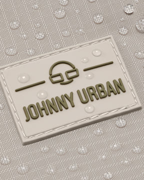 Detailansicht des Johnny Urban Logos auf einem wasserabweisenden, beigefarbenen Rucksack Harper mit Wassertropfen