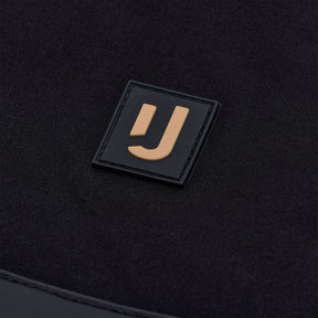 Nahaufnahme des Johnny Urban Logos auf dem schwarzen Stoff der wasserabweisenden Tote Bag 'Jessy'