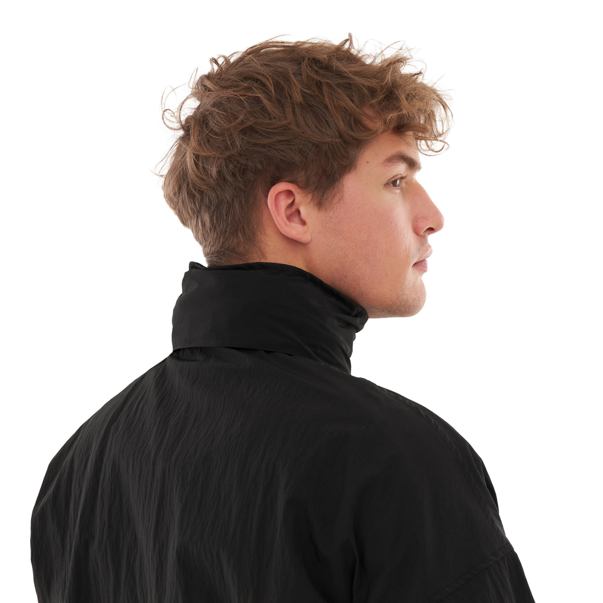 Mann von hinten und Seite mit lockigem Haar trägt schwarze Übergangsjacke 'Lennon' mit hohem Kragen