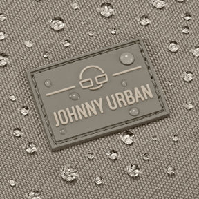 Nahe Aufnahme des wasserabweisenden Materials der Umhängetasche 'Drew' in Desert Grey mit Johnny Urban Logo