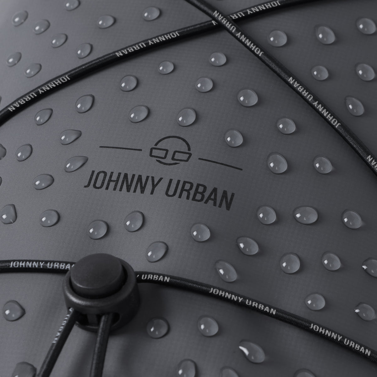 Nahaufnahme der wasserabweisenden Oberfläche und der Kordel mit ‚Johnny Urban‘-Branding der trockenen Tasche ‚Theo‘