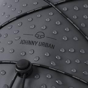 Nahaufnahme der wasserabweisenden Oberfläche und der Kordel mit ‚Johnny Urban‘-Branding der trockenen Tasche ‚Theo‘
