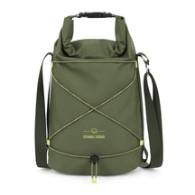 Olivegrüne wasserdichte Dry Bag 'Theo' von Johnny Urban mit verstellbarem Schultergurt und frontaler Gummikordel