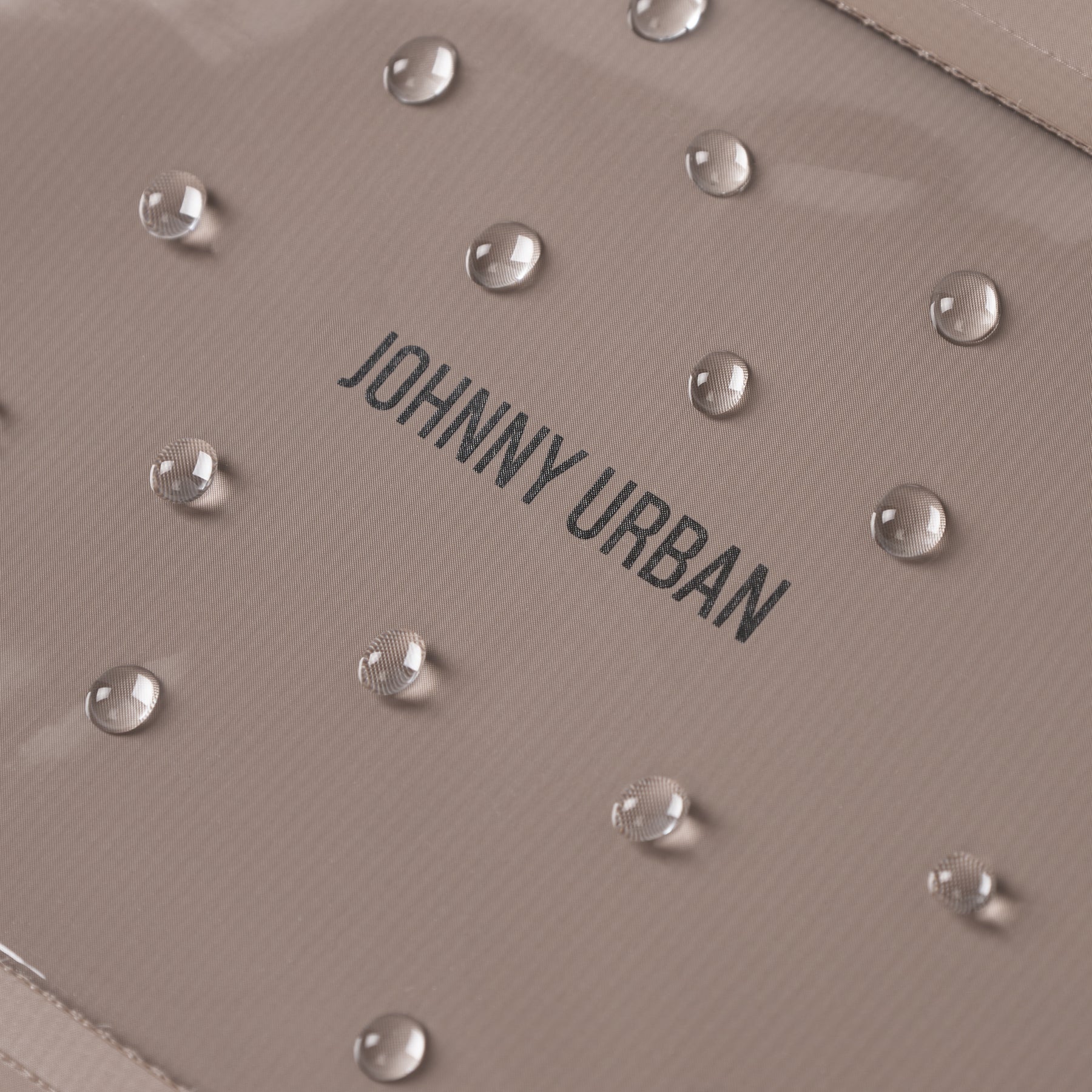 Nahtlose Oberfläche der wasserdichten Dry Bag 'Alfie' von Johnny Urban mit Wassertröpfchen
