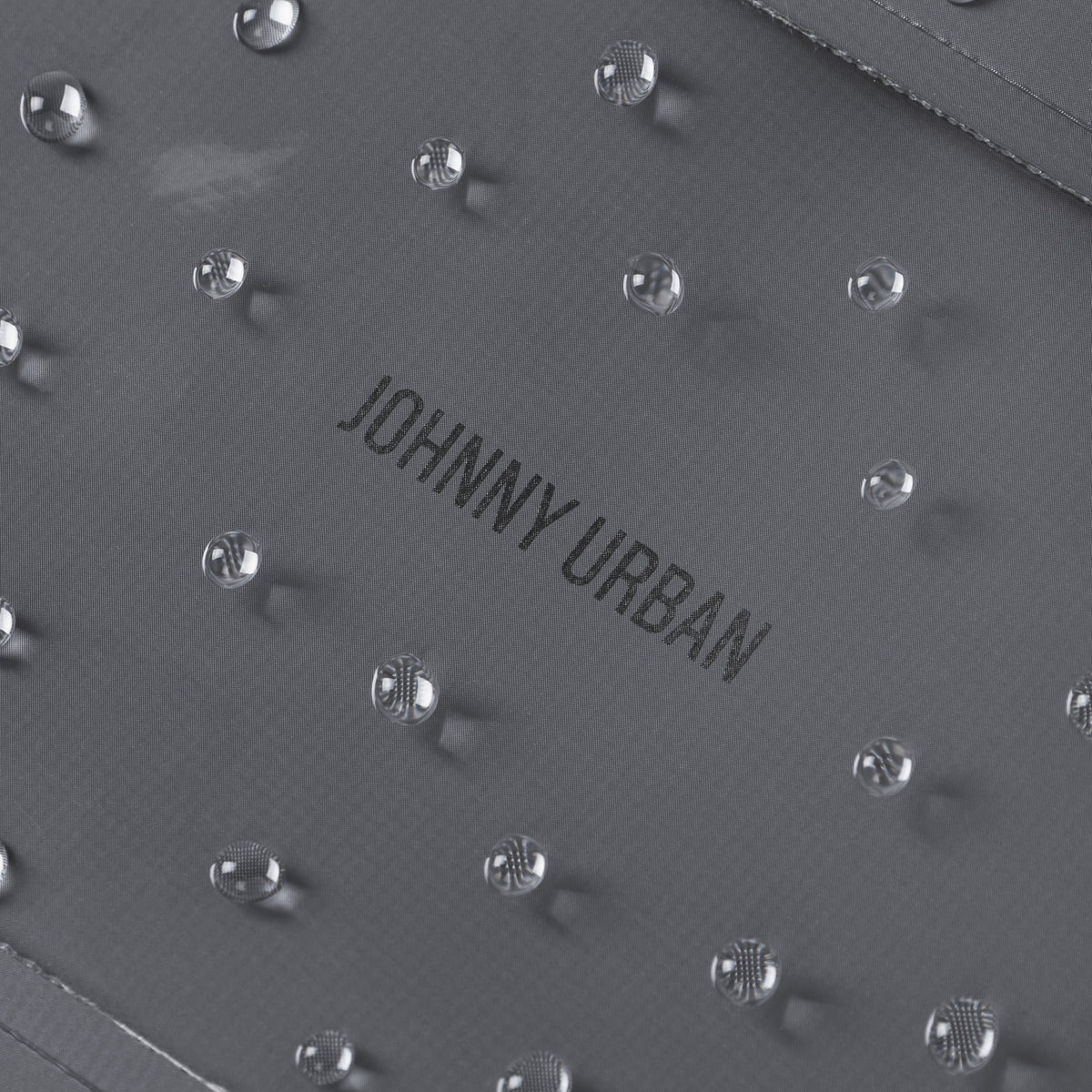 Wasserdichte Dry Bag 'Alfie' von Johnny Urban mit Wasserperlen auf der Oberfläche