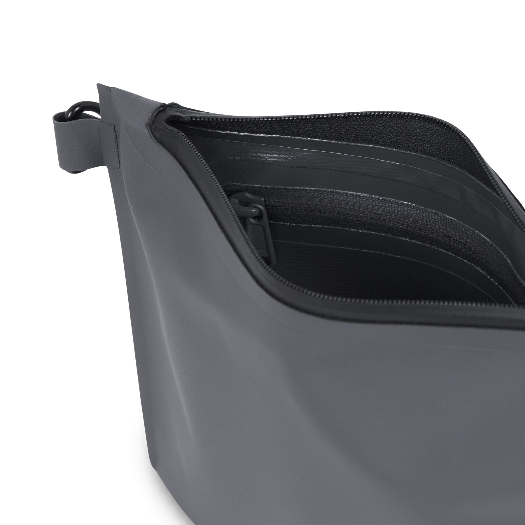 Johnny Urban Dry Bag 'Alfie' in Grau mit geöffnetem Reißverschluss und elastischem Innenfach
